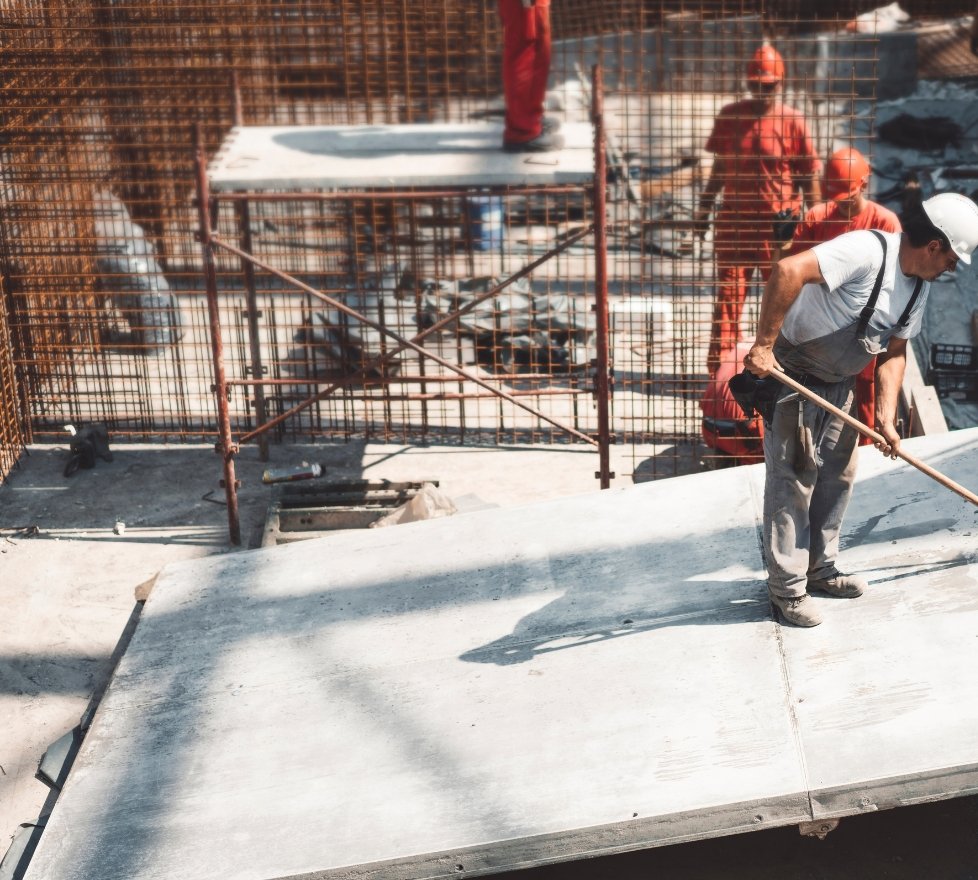 Arbeiders die een bouwplaats schoonmaken met gereedschap.