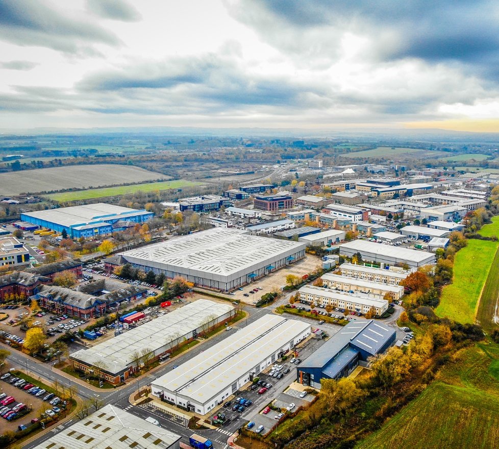 Luchtfoto van een industrieterrein met kantoren en gebouwen.