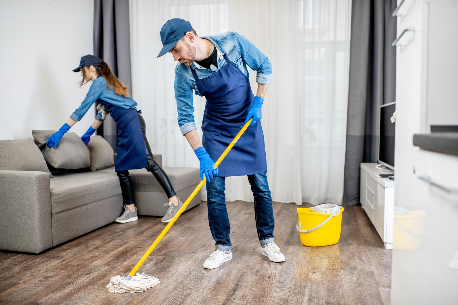 Schoonmaakteam voert een eenmalige dieptereiniging uit in een woonkamer.